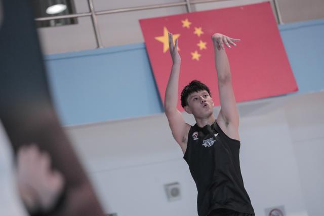 开云下载-曾凡博首次亮相首钢队公开课：天赋、人气、脚踏实地